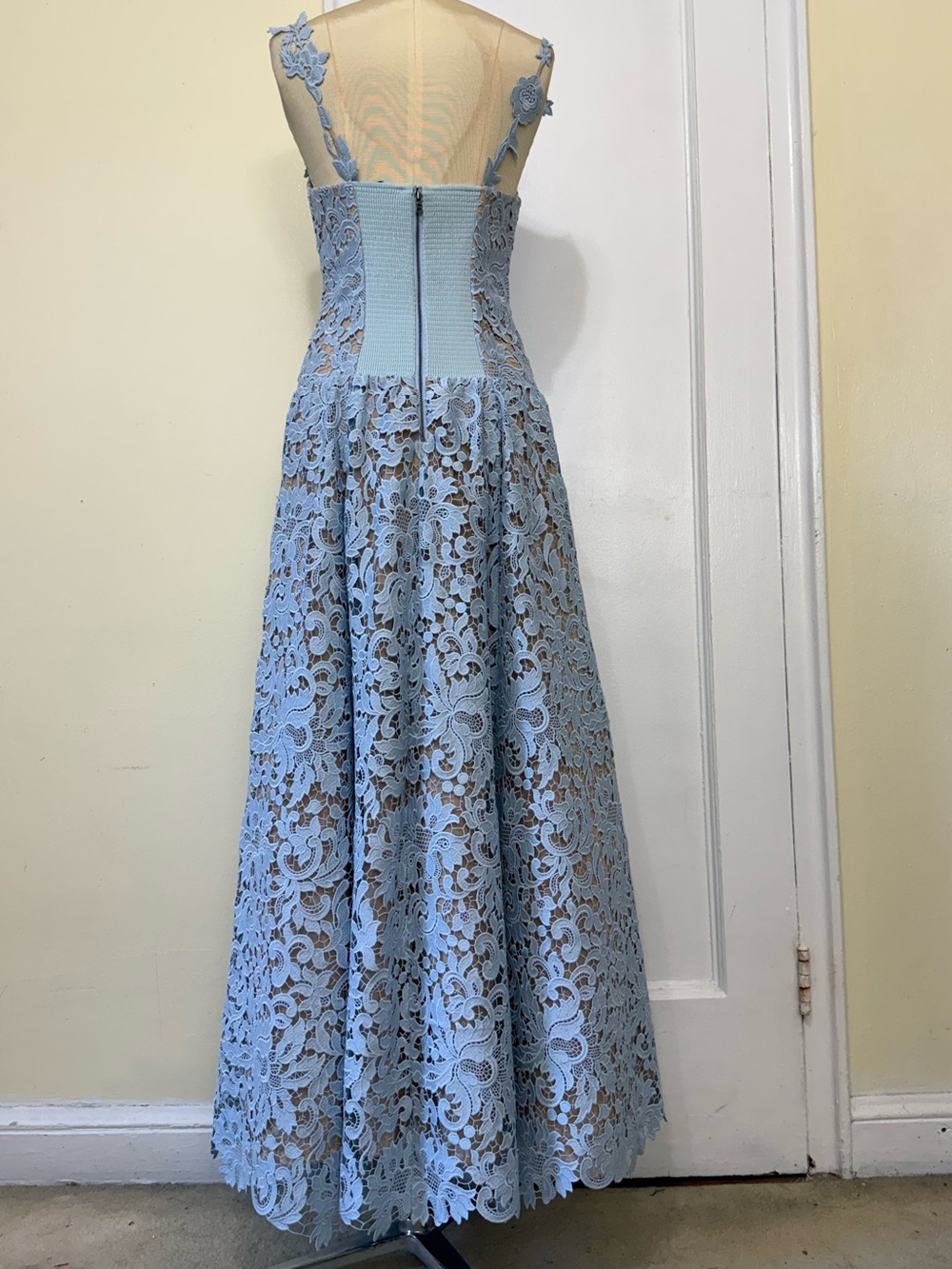 ALICE + OLIVIA
Anabella Scoop Neck Drop Waist Midi Dress - Picture 4 of 16